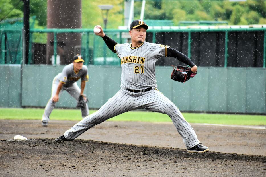 　途中、雨が強くなるも８回３失点で今季初完投した秋山