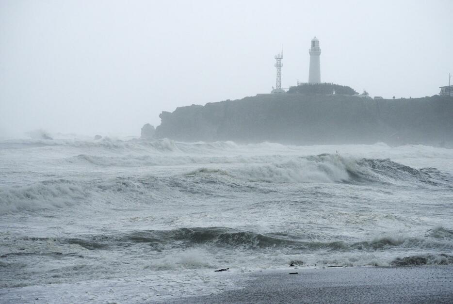 台風7号の影響で白波が立つ、千葉県銚子市の海岸。奥は犬吠埼灯台＝16日午後