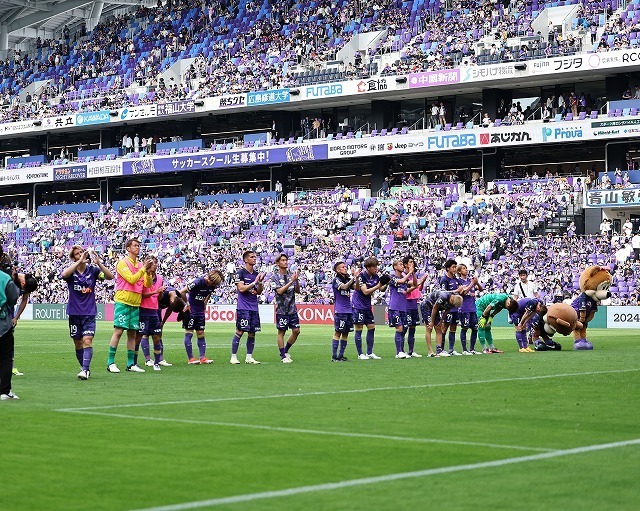 ６連勝の広島。写真：梅月智史（サッカーダイジェスト写真部）