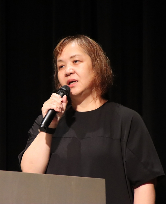 男女共同参画講演会で自身の活動などを話す兼子さん＝兵庫県丹波市春日町黒井で