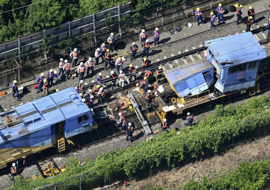 東海道新幹線で保守用車同士が衝突し脱線した現場＝7月、愛知県蒲郡市