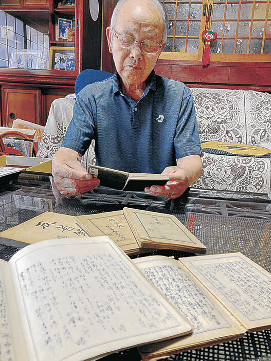 兄が遺した日記や遺書を読む桂さん＝七尾市能登島向田町