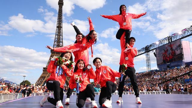 メダル授与式に参加した北京五輪のフィギュアスケート団体の選手たち(写真：森田直樹/アフロスポーツ)