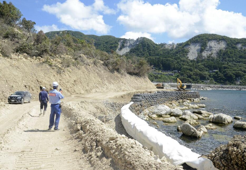 大規模な土砂崩落現場を迂回して海岸部分に造成が進む国道249号＝9日、石川県珠洲市