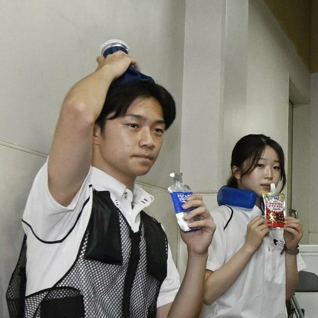 手に持っているのがアイススラリー飲料　8月6日甲子園で　写真／共同通信