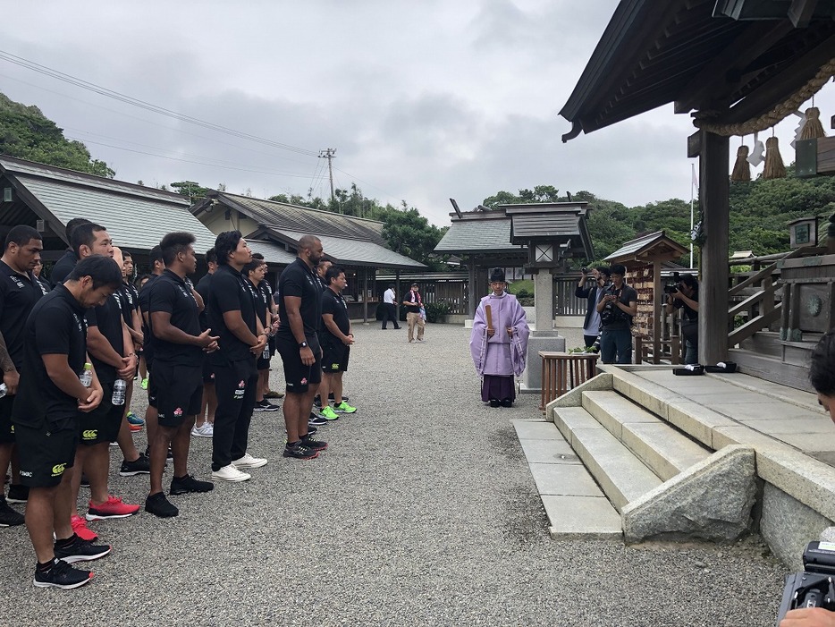 2019年7月、日向市の大御神社に参拝した日本代表