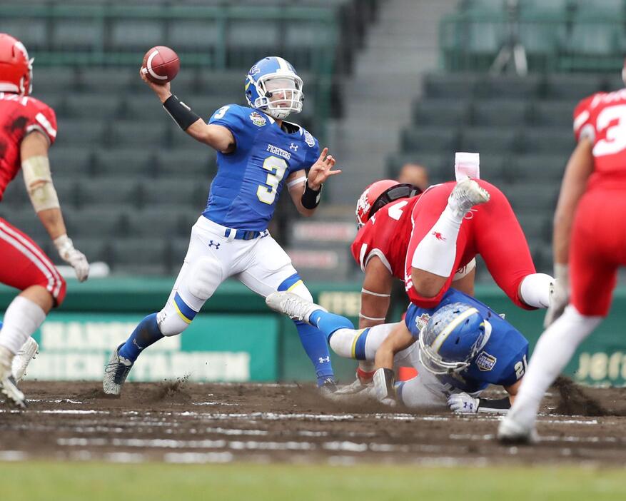 関学大QB奥野がミルズ杯を獲得。彼が反則タックル問題の被害者だった（写真・日刊スポーツ／アフロ）