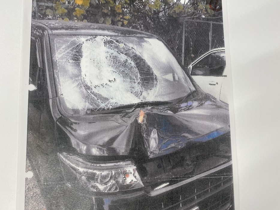 事故車両。フロントガラスはクモの巣状に割れ、真由さんの髪が張り付いていた（写真：山本恵子さん提供）