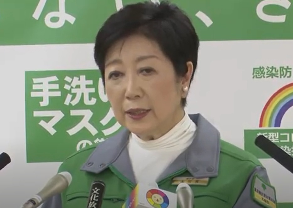 会見する小池百合子都知事