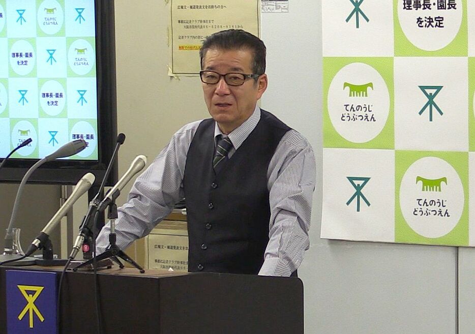 [写真]質問に答える大阪市の松井一郎市長＝17日午後、大阪市役所で