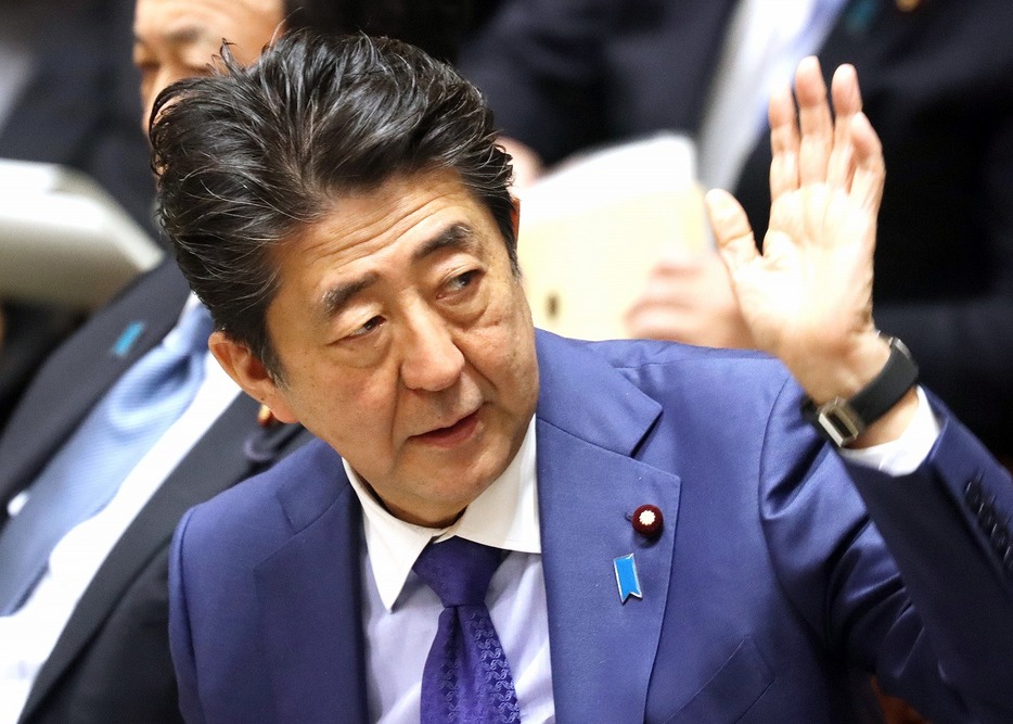 [写真]国会答弁に臨む安倍前首相（つのだよしお/アフロ）