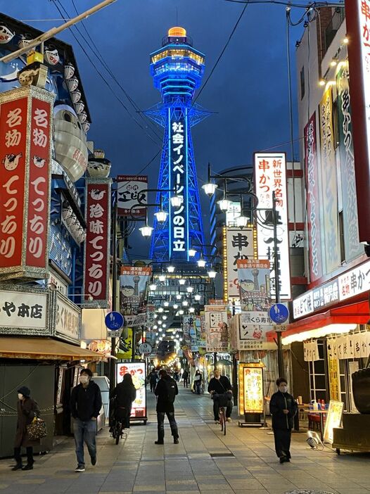 [写真]大阪を代表する観光スポット「通天閣」（中央）と新世界周辺＝大阪市浪速区で