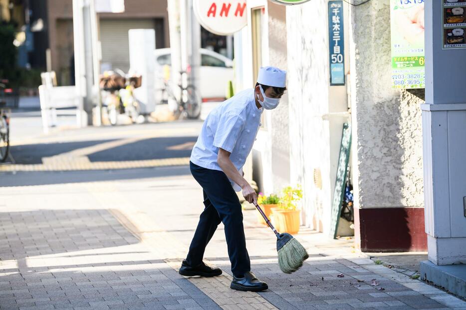 開店の前には隣近所も掃き掃除。日本の下町に溶け込んでいる