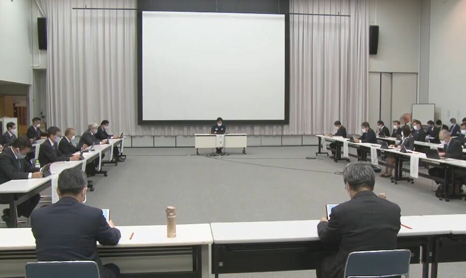 [写真]3日午後に行われた大阪府の新型コロナウイルス対策本部会議＝3日午後6時20分ごろ、大阪府庁で