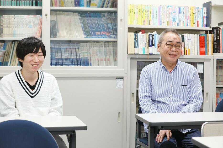 「学力コンテスト」担当の山崎さん（左）と浦辺さん