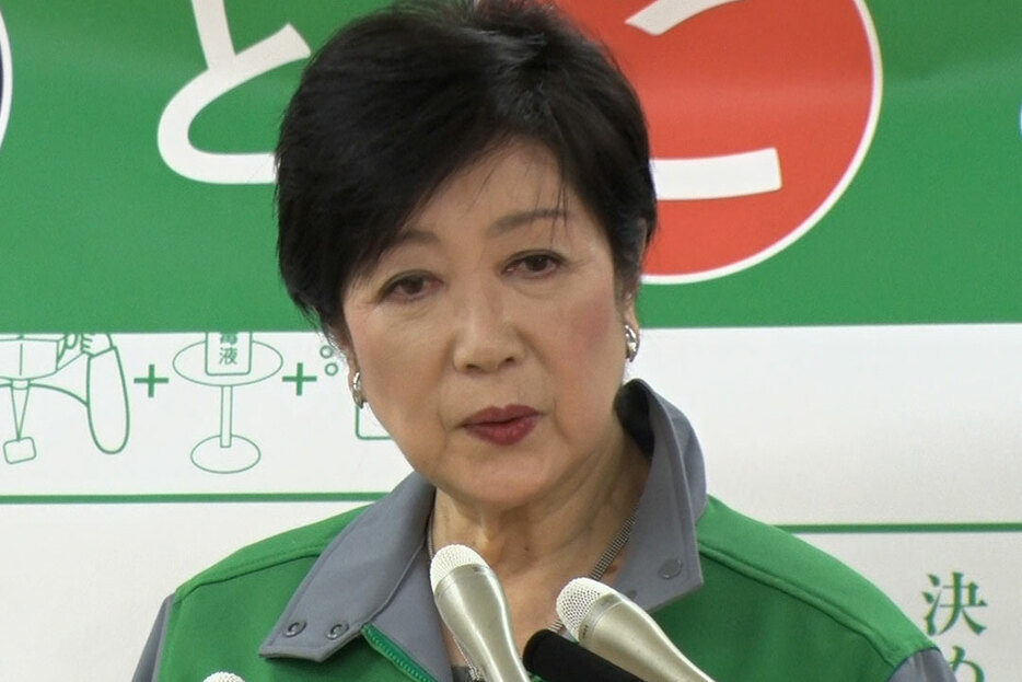 会見する小池知事