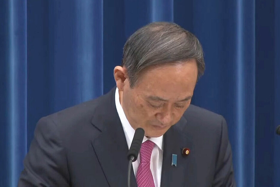 会見冒頭で頭を下げる菅義偉首相