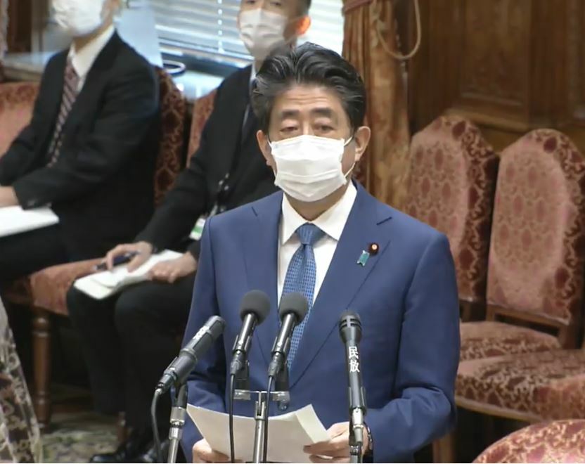 [画像]自身の首相在任時の答弁を訂正する安倍前首相