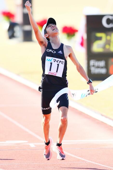 吉田祐也が日本歴代9位となる2時間7分05秒の好タイムで福岡マラソンV。パリ五輪の新星だ（写真：西村尚己/アフロスポーツ）