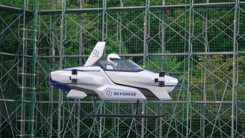 [写真]空飛ぶクルマを開発するSkyDriveが世界初公開した有人試験機SD-03モデル。この機体は1人乗りでパイロットが操縦。写真は今年8月に行われた公開有人飛行試験の様子（提供：SkyDrive）