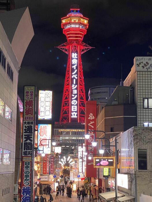 [写真]新型コロナウイルスの大阪府独自の警戒基準「大阪モデル」で非常事態を示す赤信号を点灯させる通天閣＝3日午後8時ごろ、大阪市浪速区で