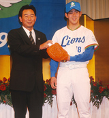 98年12月28日、東京プリンスホテルで東尾監督[左]とともに西武入団会見を行った松坂