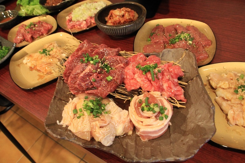 [写真]「ちからや心斎橋店」の焼き肉。飲食店の中でも焼肉店はコロナの被害が少ない。