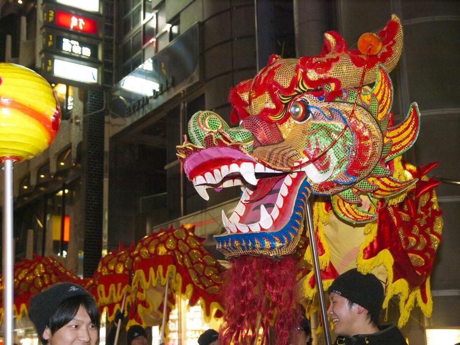 [写真]北新地を盛り上げる「龍の巡行」