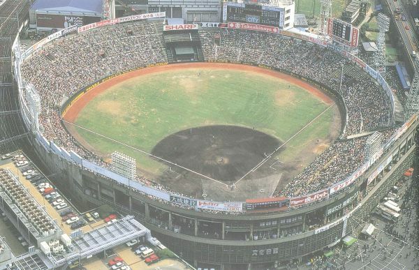 [写真]1979年ごろの大阪球場。スタンドの楽しい雰囲気などが浮かぶ貴重な一枚だ（南海電鉄提供）
