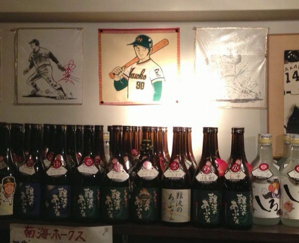 [写真]店には「あぶさん」のイラストなど数々の南海ホークスグッズがあった＝大阪府大阪市中央区で