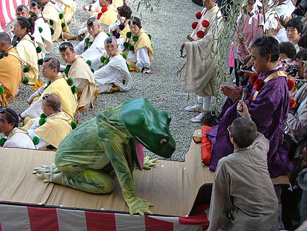 [写真]カエルが僧による読経で人間に戻るまでを演じる蛙飛び行事