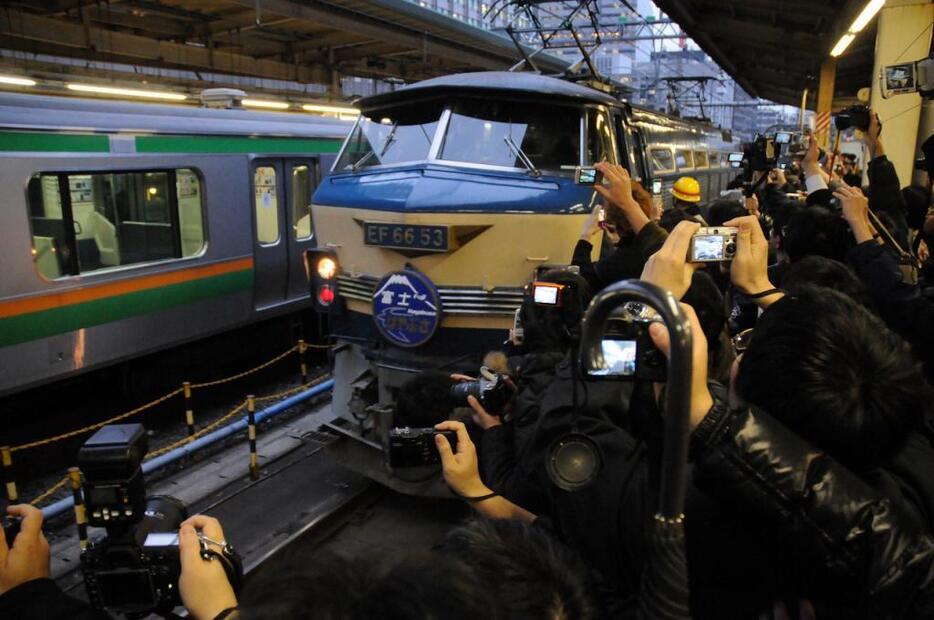 [写真]2009年にラストランを迎えた寝台特急「富士・はやぶさ」。東京駅には、多くのファンが詰めかけた