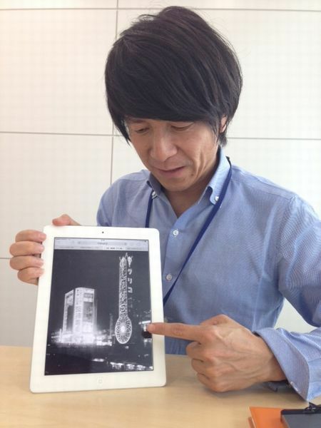 [写真]「このネオン塔の色を知りたいんです」と話すグループ広報部マネジャーの吉本宏さん＝大阪市北区で