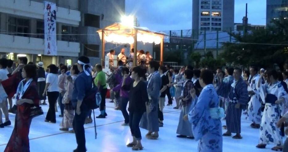 [写真]思い思いに踊りを楽しむ踊り客ら＝28日午後7時ごろ、東京都内