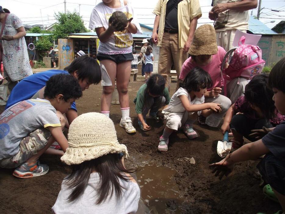 泥だんごづくりの様子