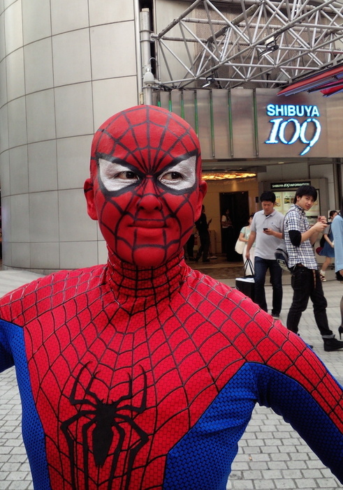 [画像]スパイダーマンのコスプレで街を徘徊する岡本夏生