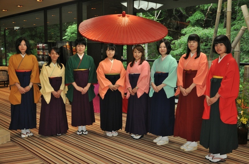 [写真] 和服姿で前夜祭に臨む女流棋士たち