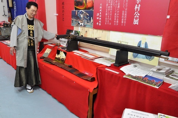 [写真]徳川方が大坂城天守閣へ撃ち込んだとされる大鉄砲。傍らに立つ澤田平館長の背丈より大きいほどのジャンボサイズだ