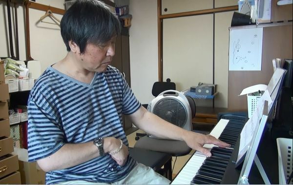 [写真]連日、ピアノの練習に励む桂む雀さん。左手の和音が響きわたる