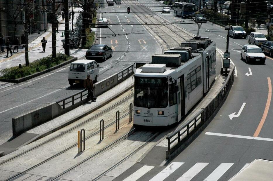 [写真]路面電車のイメージを大きく変えた熊本市電の9700形には、トラムガイドと呼ばれる女性車掌も同乗している