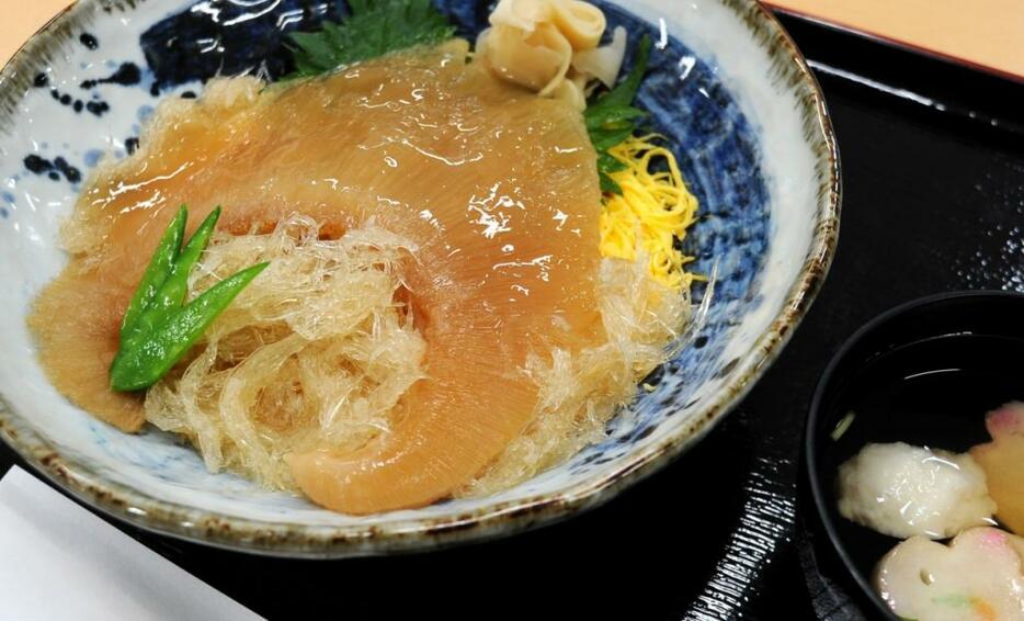 [写真]気仙沼の寿司店で提供される「特大フカヒレ丼」