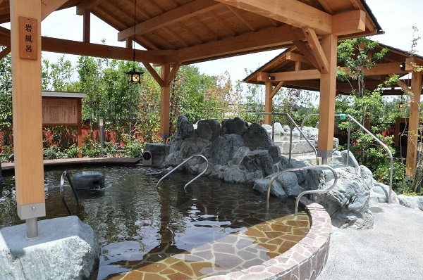 [写真]大阪市内で天然温泉の露天風呂を楽しめる