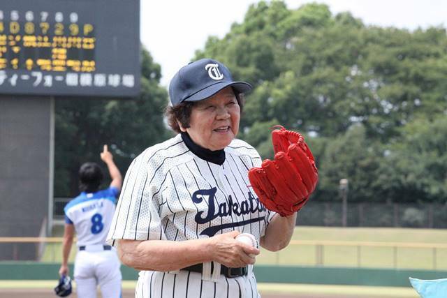 [画像]“83歳の女子高生野球部員”上中別府チエさん