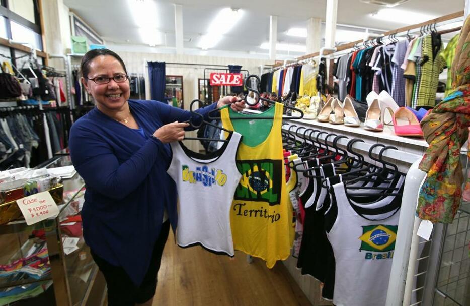 [写真]ブラジル系の衣料品店でも。サッカー代表をモチーフにしたタンクトップが人気。売れ筋は「10番ネイマール」だとか＝群馬県大泉町