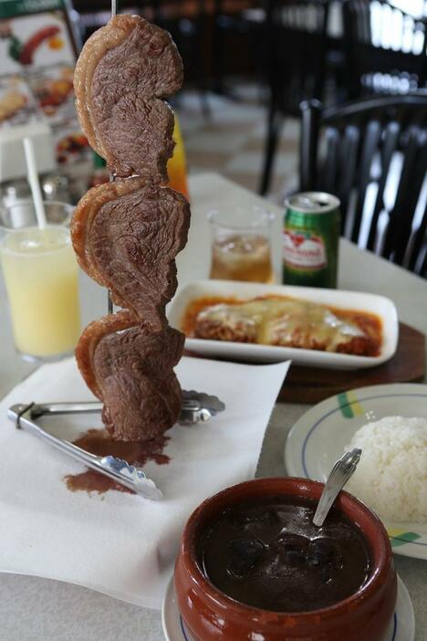[写真]『レストラン・ブラジル』のオススメ料理。「エスペトン・デ・ピカーニャ」（左）、「フェイジョアーダ」（右手前）など。