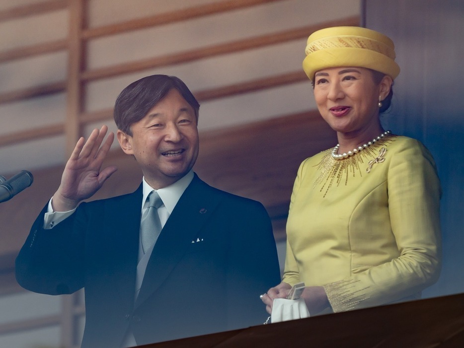 [写真]今年5月、即位後初の一般参賀に臨まれた天皇皇后両陛下（Motoo Naka/アフロ）