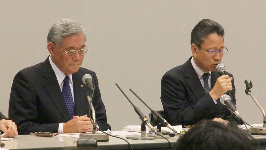 [写真]多くの報道陣に対して説明する関西電力の八木誠会長（左）と岩根茂樹社長＝2日午後2時半ごろ、大阪市北区で