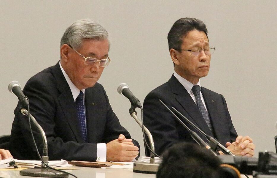 [写真]報道陣の質問を聞く八木会長（左）と岩根社長＝2日午後4時ごろ、大阪市北区で