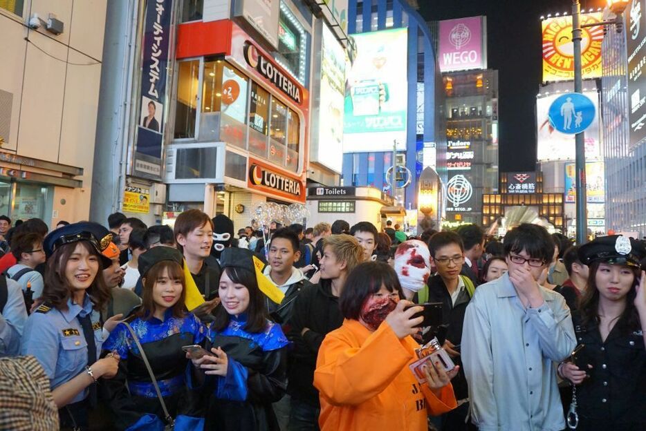 [写真]大阪・道頓堀の戎橋周辺は仮装した多くの若者でにぎわいをみせる＝31日午後9時ごろ、大阪市中央区で