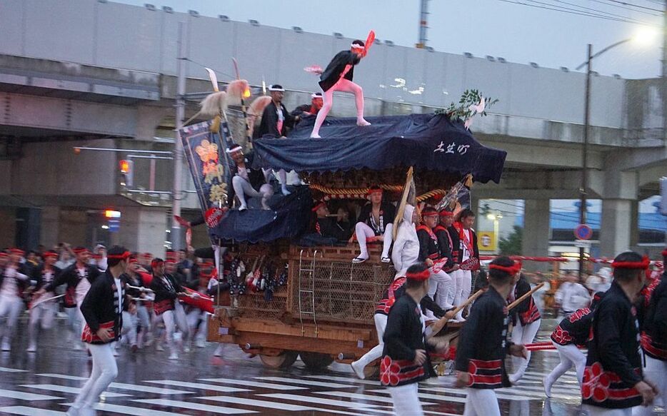 [写真]大雨の中、やり回しを決め周囲からは歓声があがった＝12日午前6時すぎ、大阪府岸和田市で